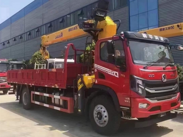 4X2 Dongfeng D3V truck with XCMG 8-ton crane