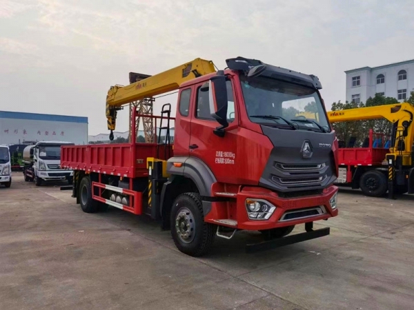 Sinotruk Howo 4X2 truck with 8-ton crane