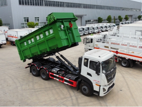 Dongfeng Tianlong 6X4 Hook arm Garbage Truck