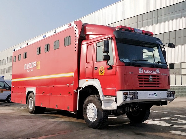 Sinotruk Howo 6-person mobile toilet truck