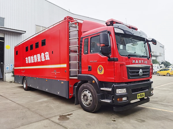 ​Sinotruk Sitrak 9-person mobile toilet truck