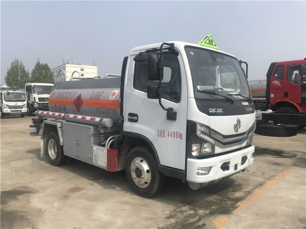 Dongfeng 2160 Liters Oil Truck 