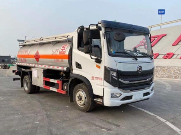 Dongfeng 8200 Liters Oil Truck 