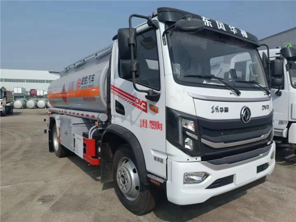 Dongfeng 9600 Liters Oil Truck 