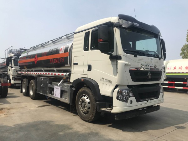 Sinotruk HOWO 6X4 20.4 cbm Oil Transport Vehicle