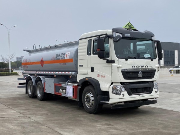 Sinotruk HOWO 6X4 18.1 cbm Oil Transport Vehicle