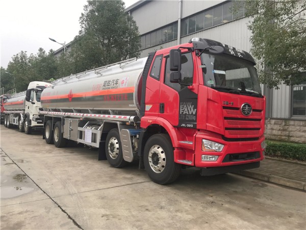 Jiefang 8X4 26.3m³ Oil Delivery Truck