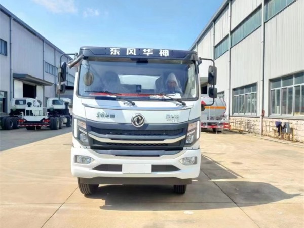  Dongfeng 4X2 8.2m³ Refueling Truck With Fuel Dispenser