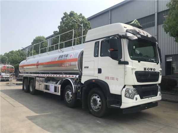 Sinotruk HOWO 8X4 26m³ Fuel Tanker Truck