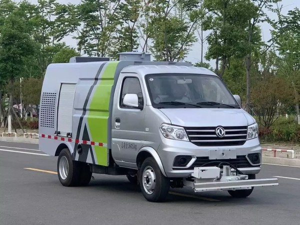 Dongfeng 4x2 small road maintenance vehicle