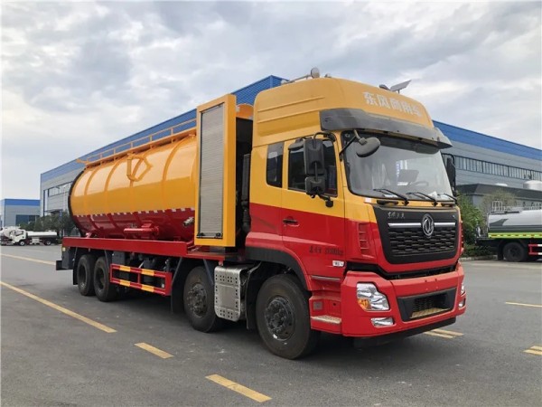 Dongfeng 8X4 suction cleaning truck, 33m³ sewage suction truck