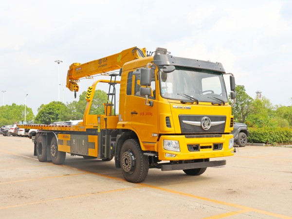 Tri-Ring 6X2 wrecker truck with crane