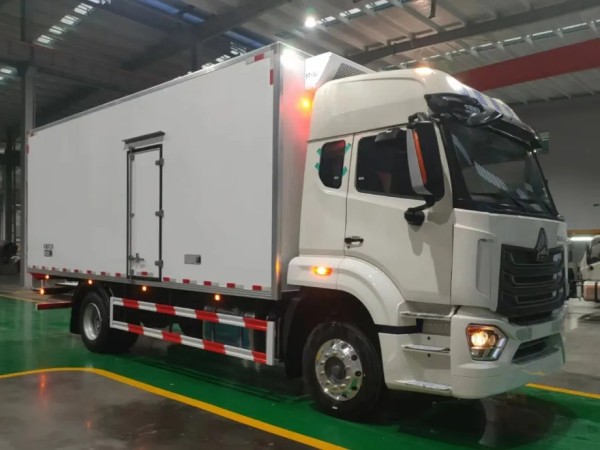 Sinotruk HOWO 6.8m refrigerated van truck