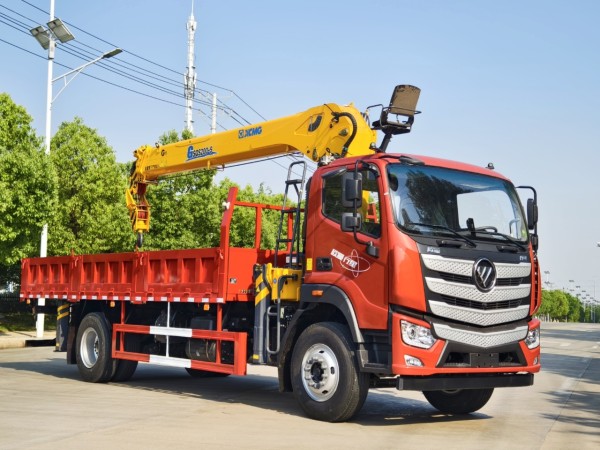 Auman 4X2 8 ton truck mounted crane