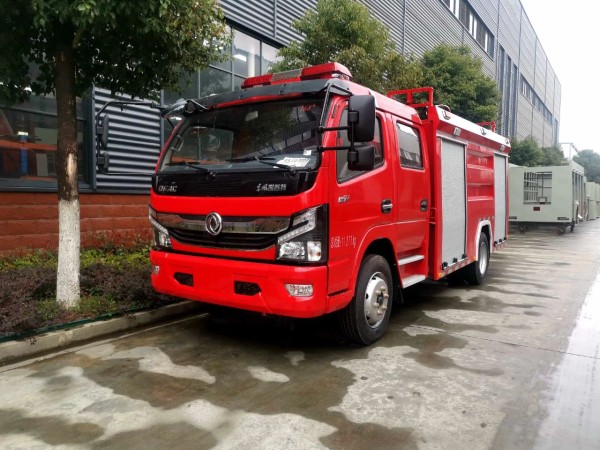 Dongfeng 5 ton water tank fire truck