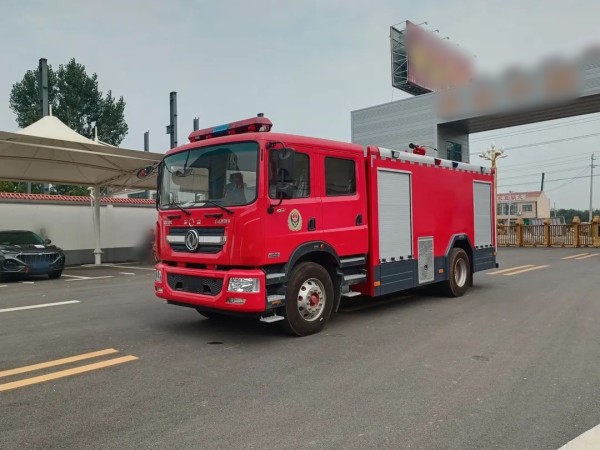 Dongfeng D9 8 ton water tank fire truck