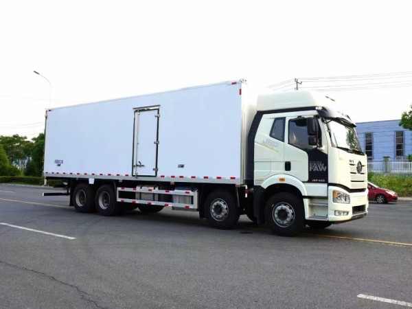 Jiefang J6P 8X4 refrigerated truck with double sleeping berth