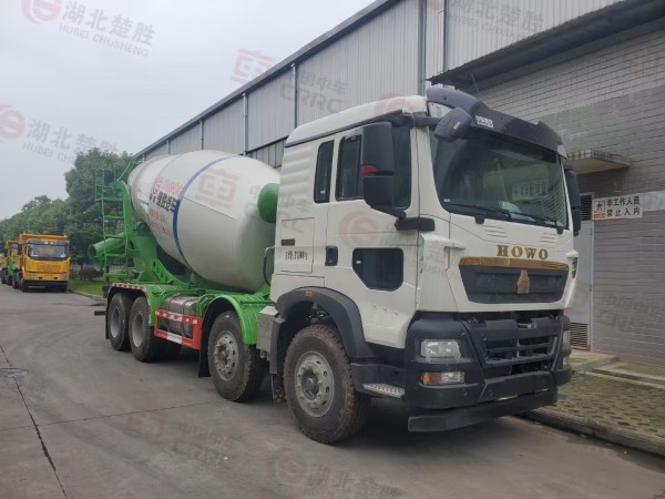 Sinotruk Howo 8X4 12CBM cement mixer truck