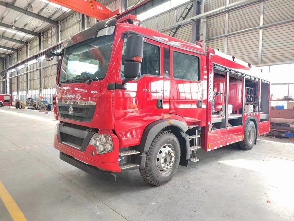 Sinotruk HOWO 4 ton dry powder fire truck