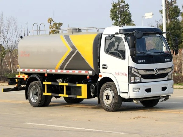 Dongfeng K7 9m³ water sprinkling truck