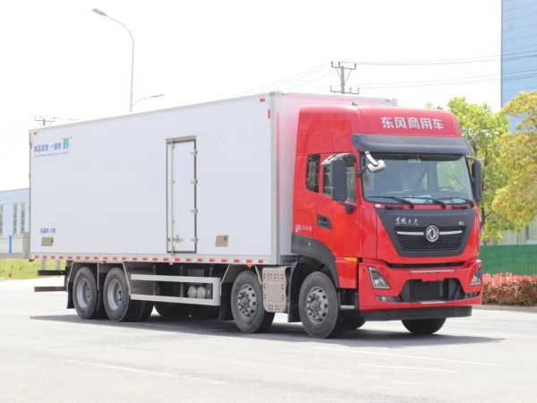 Dongfeng KL 8X4 refrigerated truck 