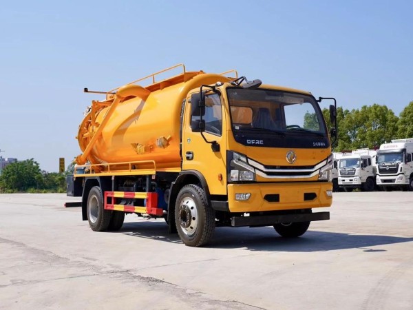 Dongfeng D7 4X2 suction cleaning truck