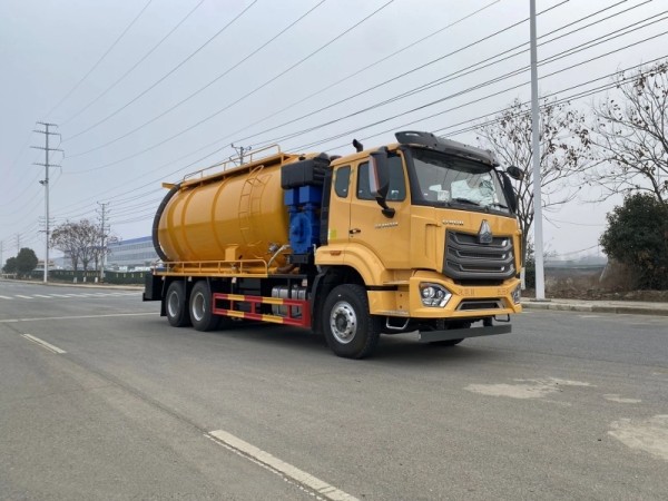 Sinotruk HOWO 6X4 24 m³ sewage suction truck