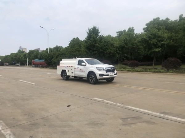 Dongfeng 4X4 pickup sprinkler truck