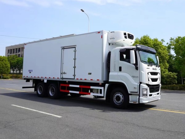 Qingling Isuzu 6X4 refrigerated truck