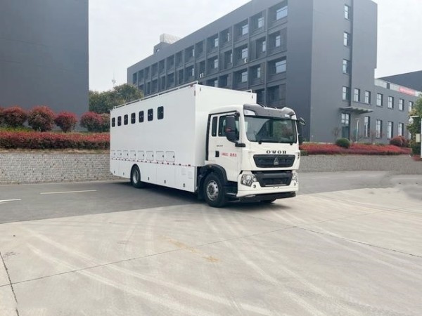 Sinotruk Howo 10-pit-position mobile toilet truck