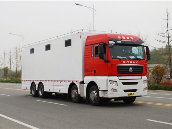 ​Sinotruk Sitrak 8X4 18-person mobile toilet truck