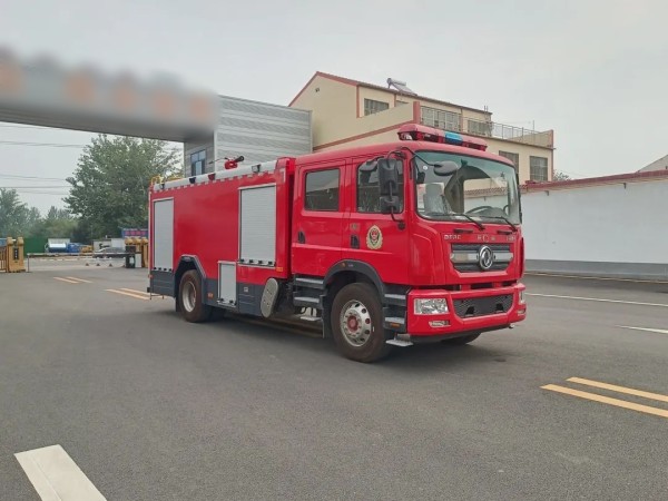 Dongfeng D9 8 ton water tank fire truck