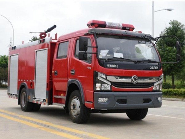 4X2 Dongfeng 5 ton water tank fire truck