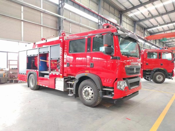 Sinotruk HOWO 4 ton dry powder fire truck